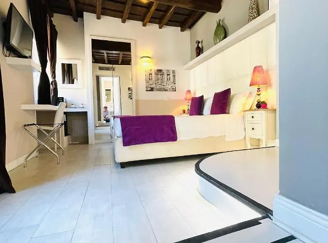 Town House Spagna- Luxury With Jacuzzi Bath Гостевой дом 4*
