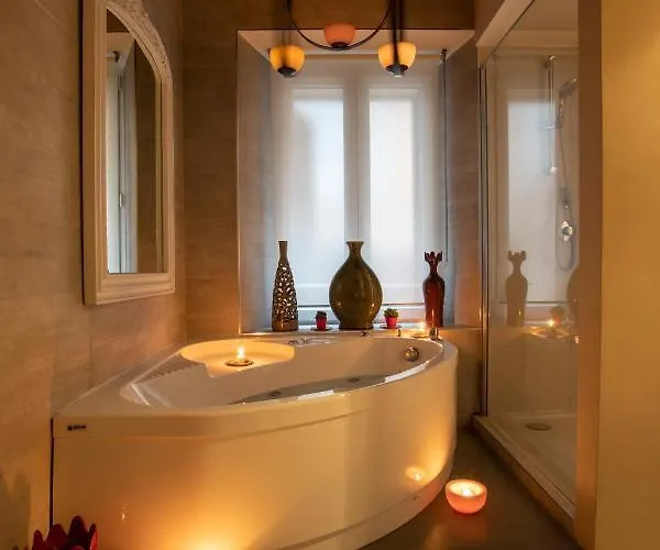 Town House Spagna- Luxury With Jacuzzi Bath Гостевой дом 4*
