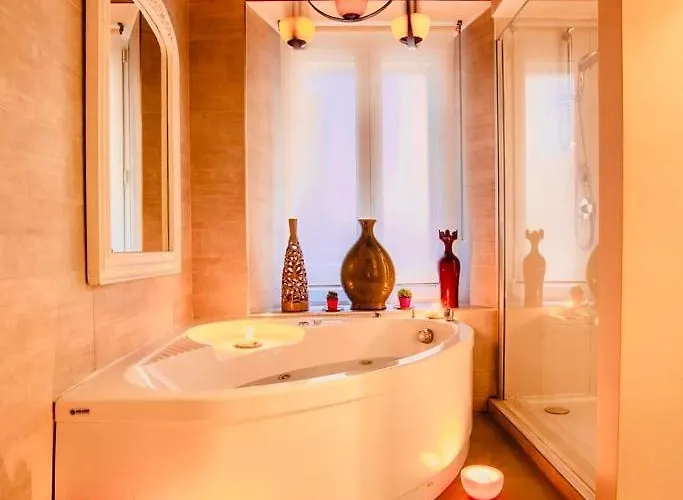 Town House Spagna- Luxury With Jacuzzi Bath Гостевой дом 4*