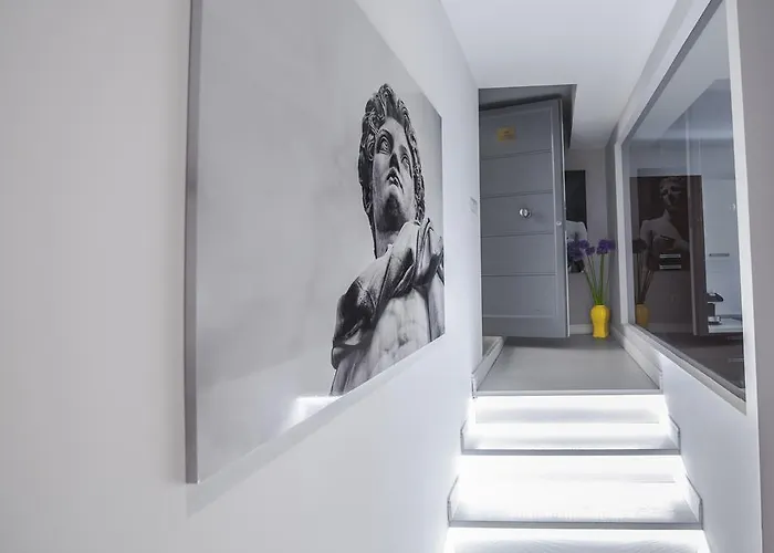 Town House Spagna- Luxury With Jacuzzi Bath Гостевой дом 4*
