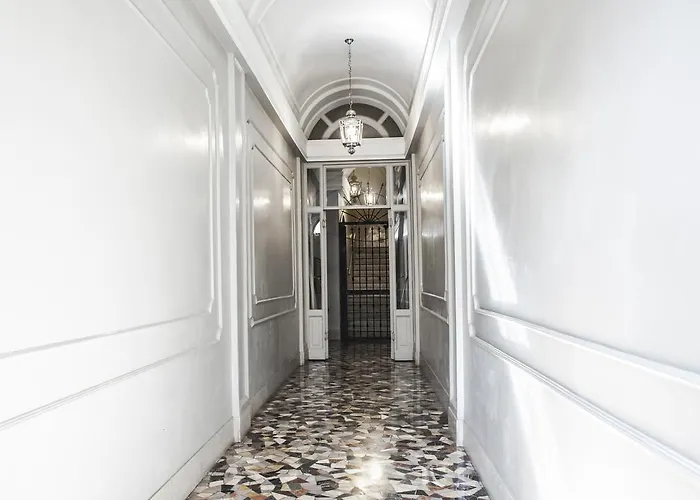 Гостевой дом Town House Spagna- Luxury With Jacuzzi Bath Рим