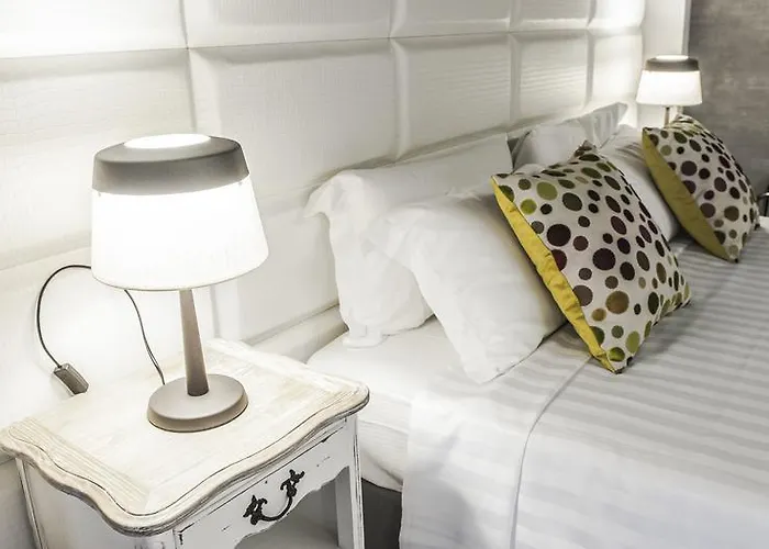 Town House Spagna- Luxury With Jacuzzi Bath Гостевой дом 4*