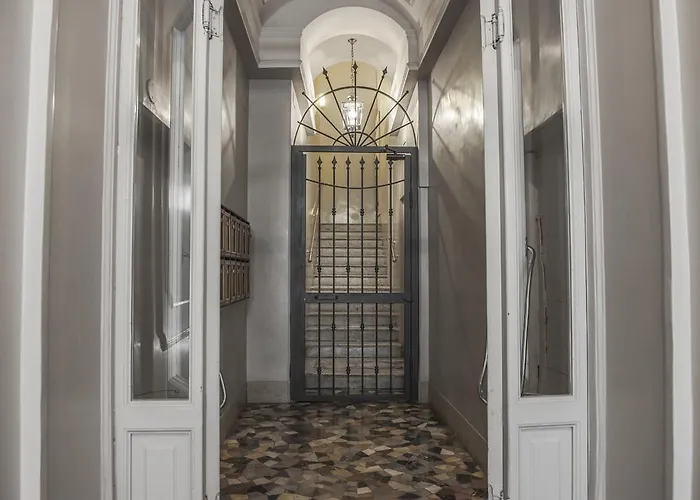 Town House Spagna- Luxury With Jacuzzi Bath Гостевой дом 4*